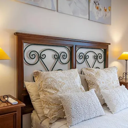 Beautiful 2br With Terrace, Garden & Pool Apartment