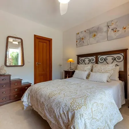 Beautiful 2br With Terrace, Garden & Pool *